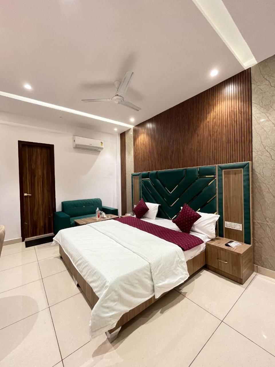 Hotel Platinum Inn Ludhiana Exteriör bild