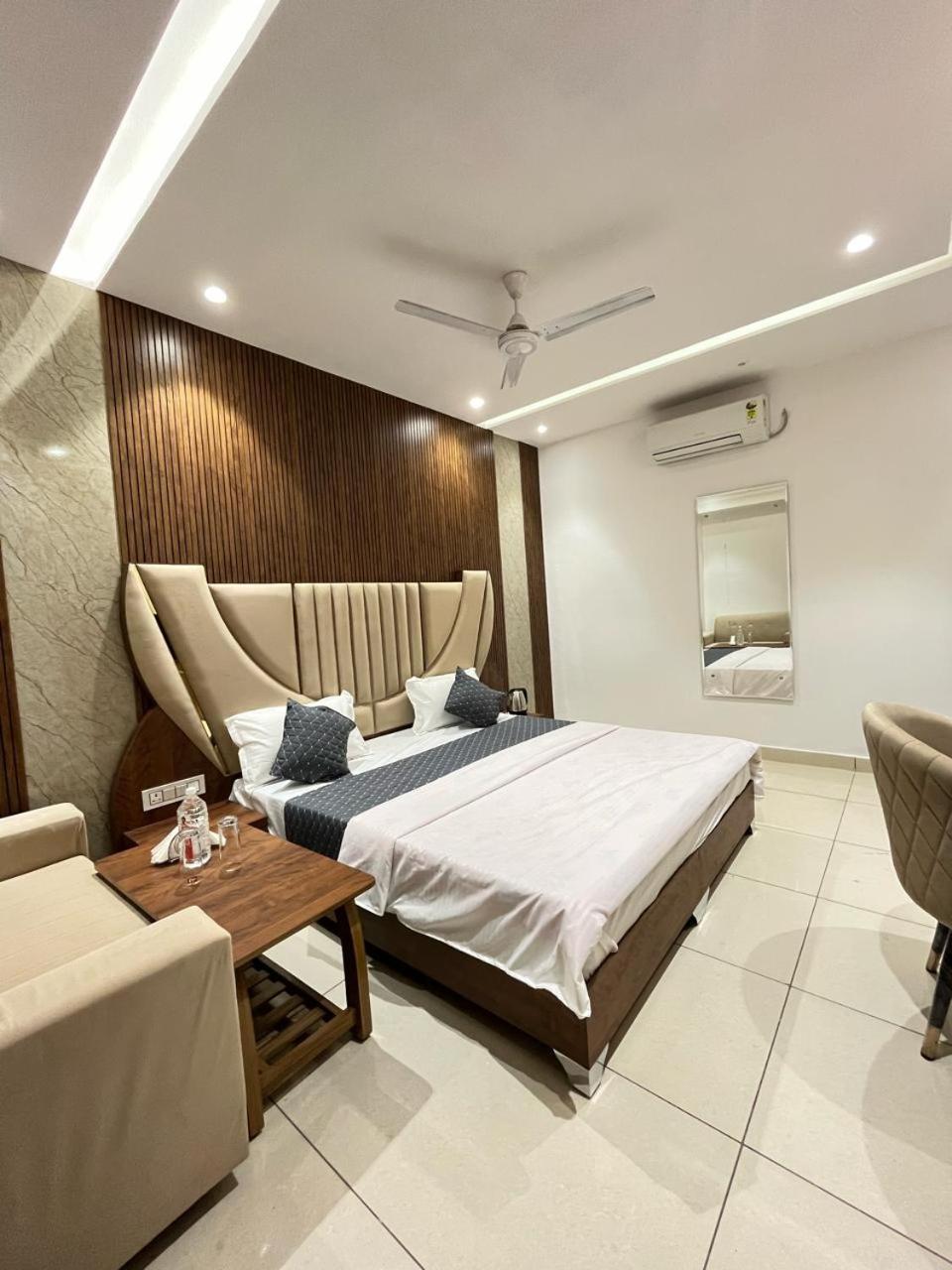 Hotel Platinum Inn Ludhiana Exteriör bild