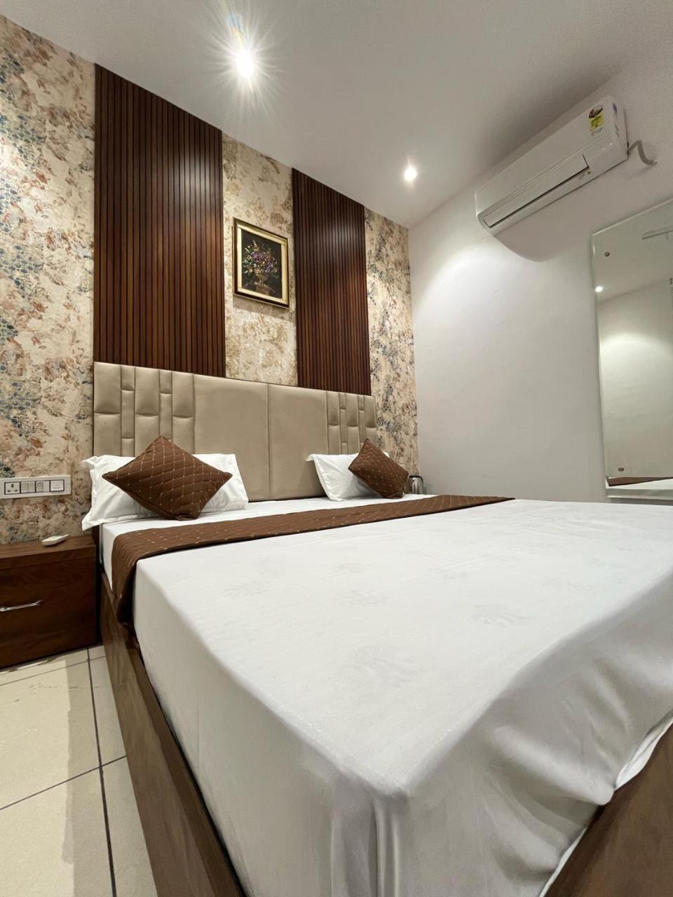 Hotel Platinum Inn Ludhiana Exteriör bild