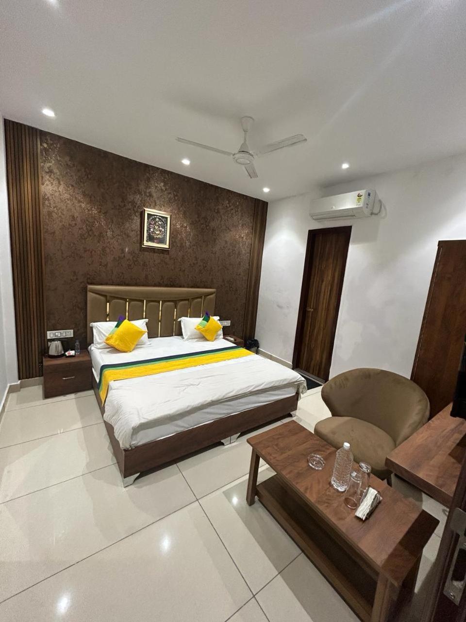Hotel Platinum Inn Ludhiana Exteriör bild